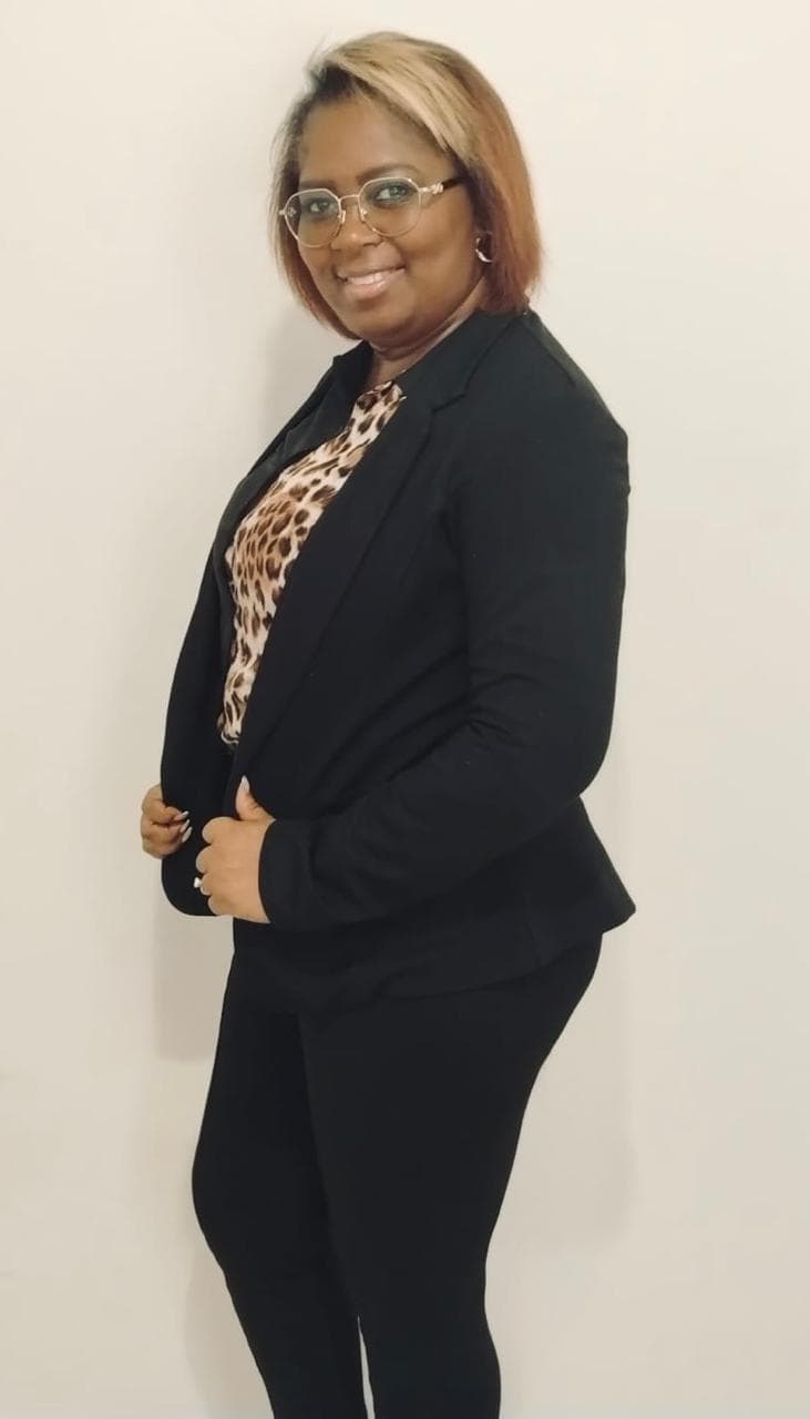 Julissa Lewis en entorno profesional